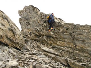 Stelvio supera un gradino roccioso lungo la cresta NE della Rocca Rossa (12-7-2008)