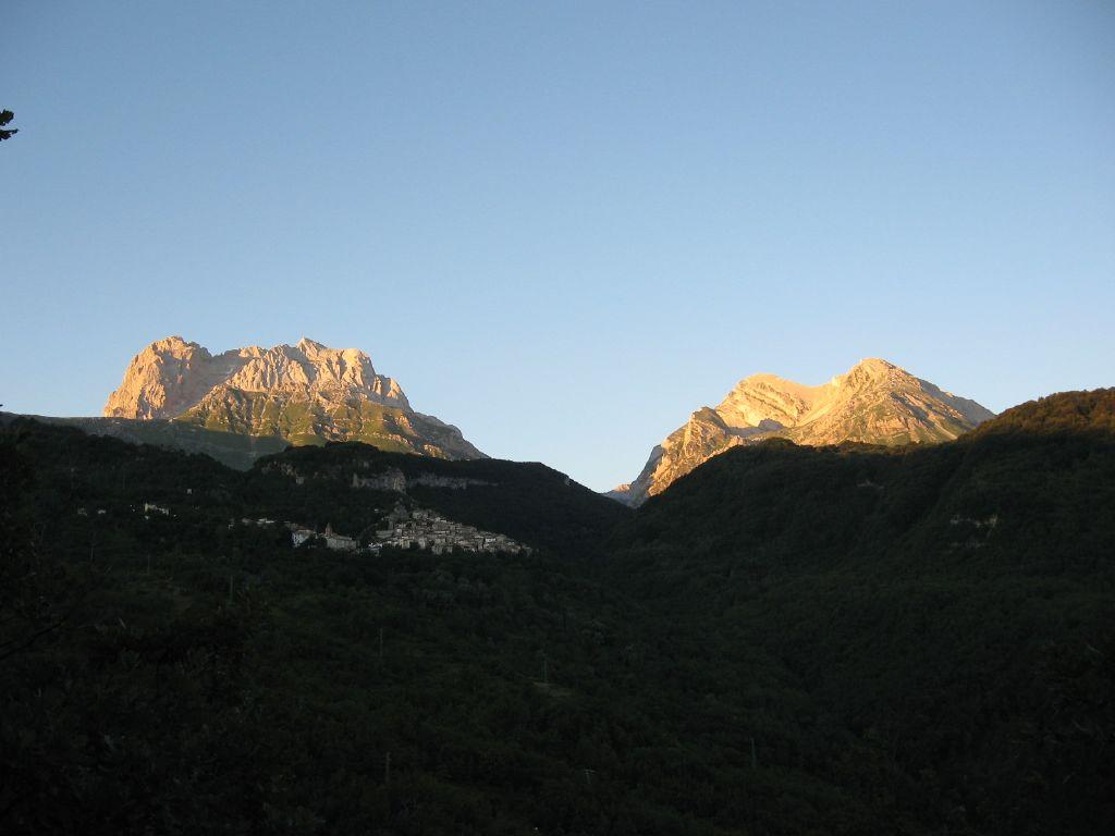 Salendo all'alba a Pietracamela: a sinistra i corni grande e piccolo, a destra il Pizzo d'Intermesoli