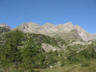 In alto a sinistra, il passo di Lago Gelato, a destra la Punta Gialin, salendo a Vasinetto