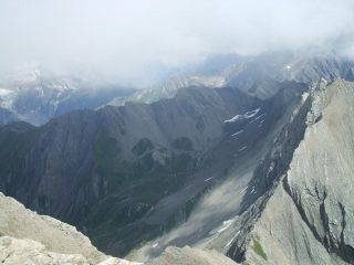 Visti dalla vetta: il Col di Bonalex (in basso), l’alto vallone e il Colle di Malatra