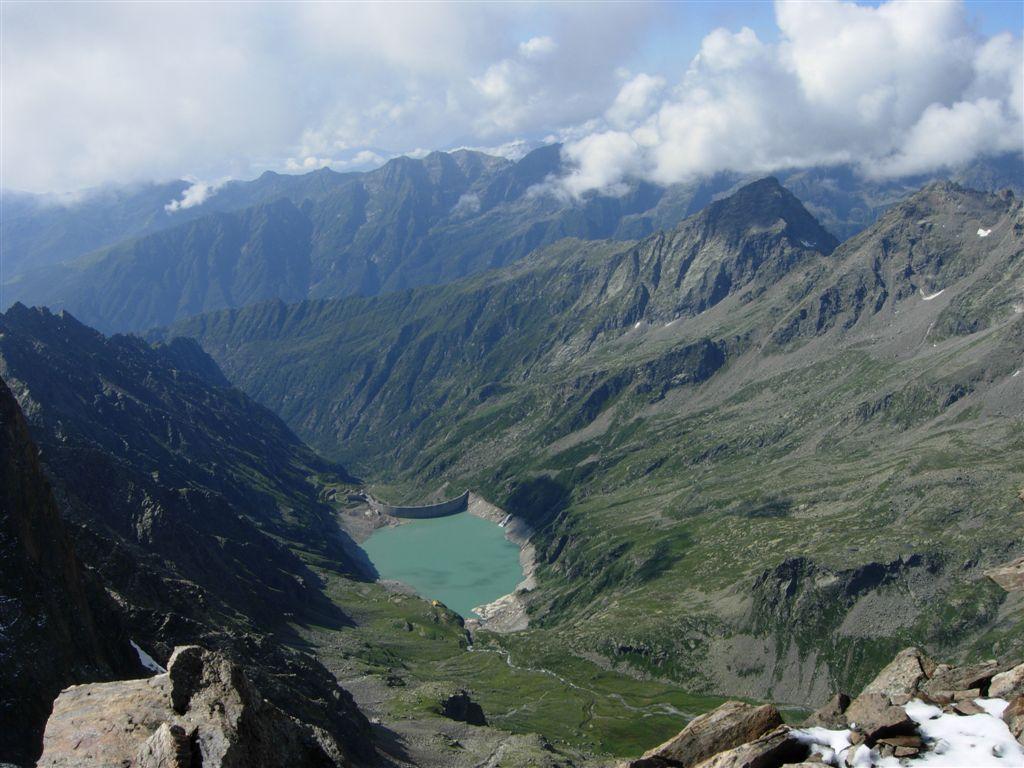 Il lago di Teleccio e il rifugio Pontese visti dalla cima