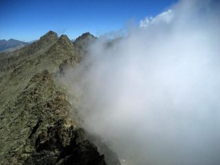 La nebbia si contende la cresta fino al Granero