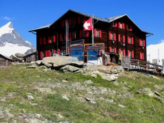 la Fluealp Hotel m. 2618, ottima base di partenza per le ascensioni al Rimpfischorn e allo Strahlhorn