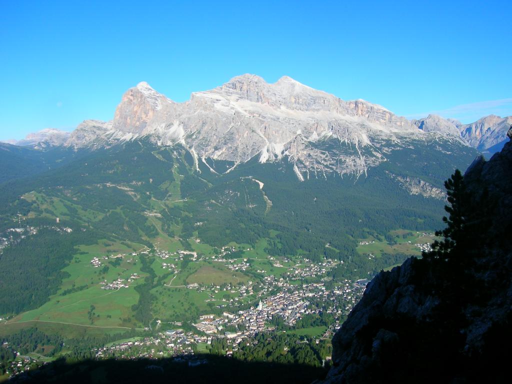La conca di Cortina e il gruppo delle Tofane