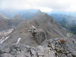 Il Triglavski Dom visto dalla cresta che conduce in cima. In secondo piano si nota anche l'altro rifugio.