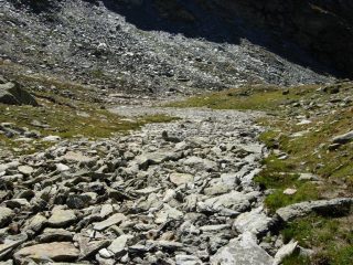 Il fiume di rocce che scende tutto il vallone