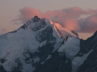 tramonto sul Pizzo Bernina osservato dalla Georgy Hutte