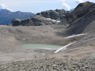 Il lago glaciale nei pressi del Bivacco Sigot