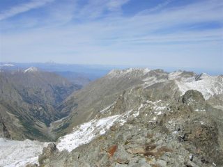 Il vallone che sale al rifugio Pagarì, la costiera verso Carbonè e Aiera, le alpi sullo sfondo, la Cossato in primo piano