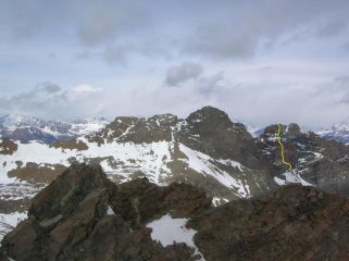 In primo piano il Monte Avic, sullo sfondo il Monte Ruvi con il trcciato di Minium