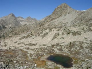 Pointe Geign a sinistra, Cima di Fremamorta a destra, Lac de Fremamorte in centro