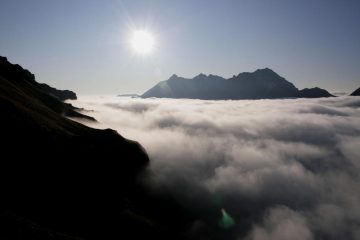 il mare di nuvole dai pendii erbosi che portano al Pian Sulè