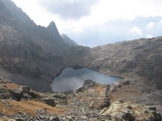 Il lago Nero e l'ardita forma del Monte Destrera