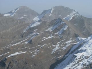 Panorami osservati dalla cima : Punta d'Arnas m. 3560 (a sinistra) e Croce Rossa m. 3566 (a destra)