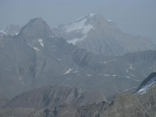 Panorami osservati dalla cima : Uja Bessanese m. 3604 (a sinistra) e Uja di Ciamarella m. 3678 (a destra)