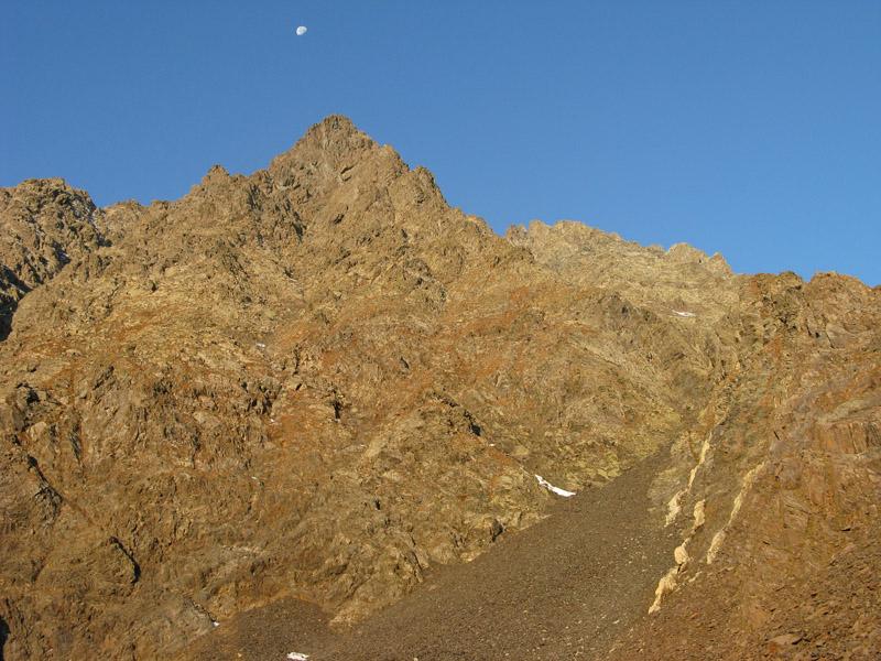 La cresta Est e il canale ghiaioso di accesso, visti dalla sommità della cresta morenica.