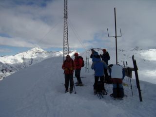 in vetta con altri sci-alpinisti