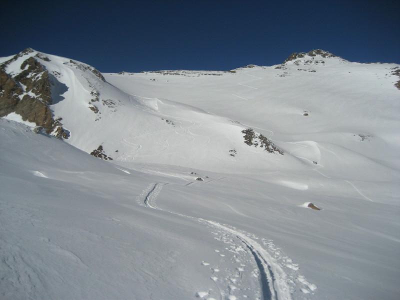 La parte superiore dell'itinerario -esposta a sud-, oggi con neve farinosa anche in discesa