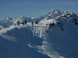 L'inizio della discesa nel canale, sulo sfondo il Monte Bianco
