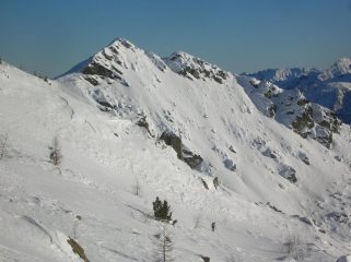 Cima Perche o Triomo (2396m) dal versante Champorcher. A sin. il Col Cima Piana (2300m ca.).