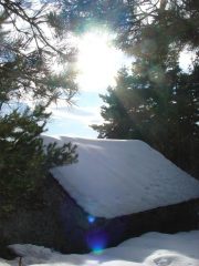 la casetta nel bosco, coperta di neve