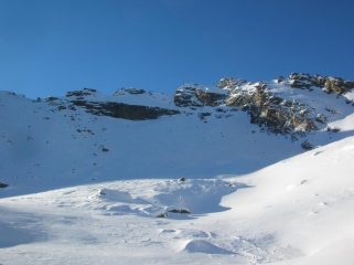 La barra rocciosa che difende l' accesso alla sommità del Mont Ruvi dal vallone di Molinaz.