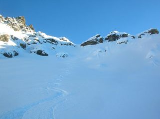 Prime curve nell' alto vallone di Orsiére: a sinistra le fasce rocciose del Mont Ruvi, a destra il canalino che scende dall' Arête de Ponton.