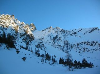 Da sinistra a destra: Cima Nera (2698m), Mont Giron (2699m) e Mont Ruvi dal vallone di Orsiére.