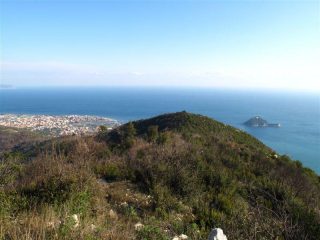 Guardando indietro Albenga e l'Isola Gallinara 