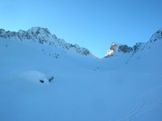 Da sinistra a destra: Monte dei Corni (2779m), Colle della Fricolla (2542m), Punta della Fricolla (2676m) dal vallone di discesa.