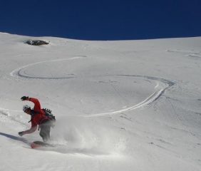 Lo snowboarder fà volare la powder...