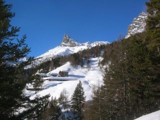L' alpeggio di Pra Oursi (1791m) e, sullo sfondo, l' Avic.