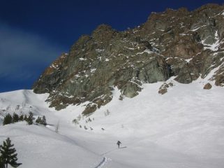 Il vallone che sale verso il Colle Varotta dominato dall' imponente parete sud del Mont Ruvi. 