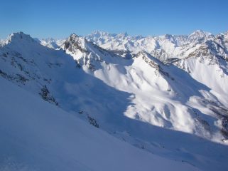 Testata della Comba di Vessona con il pianoro dell' Alpe l' Ardamun: da sinistra a destra si riconoscono la Punta Verdona (2868m), il colle Couteau du Fond (2681m), la Gran Coutà (2864m), il Colle di Vameà (2590), la Punta di Vameà (2685m), il Colle 
