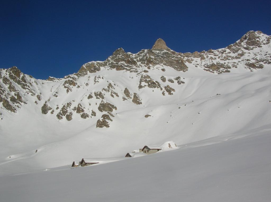 Alpe Champanement (2318m) e, sullo sfondo, l' ardita parete sud del Dente Meridionale di Vessona (3080m).