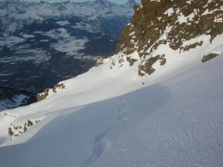 In discesa sulle fasce nevose sottostanti la cresta nord del Mont Ruvi.