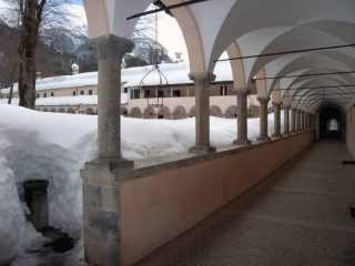 La Certosa semisepolta dalla neve