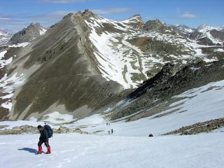 salendo lungo il versante Nord-Ovest del Monte Cervet, con il Colle di Rui al centro della foto (13-5-2007)