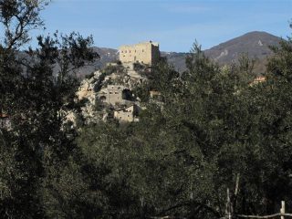 Il castello di Castelvecchio tra gli ulivi