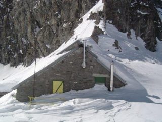 Il rifugio Giacoletti sommerso dalla neve