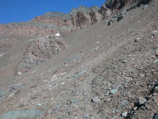 l'immensa pietraia che porta verso la base del canale che scende dal Colle della Nera (17-7-2005)