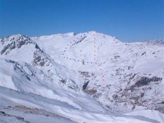 Il Tibert visto dal Monte Borel. In rosso la classica salita ed in blu la variante per il vallone del Sibolet