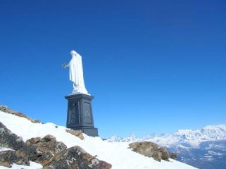 Statua in vetta con vista sul Cervino e monte Rosa