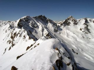 Dalla punta scorcio della cresta e ambiente very high mountain (sfondo: Rocciavrè e Cristalliera)