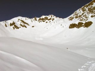 Alto vallone Ricciavrè, con la Punta del Lago Nord. A destra, il colletto 2552 dove si lasciano gli sci