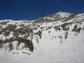 L' Alpe Methia e, sullo sfondo, la Becca di Vlou con la sua cresta sud.
