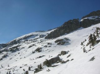 La base della cresta sud della Becca di Vlou ai cui piedi si trova l' Alpe di Vlou superiore (2363m).