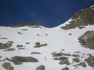 L' ultimo pendio che adduce alla cresta ovest della Becca di Vlou: si individua il caratteristico dentino roccioso triangolare dove si lasciano gli sci.