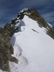 Il tratto di cresta ovest a monte del punto in cui si lasciano gli sci.