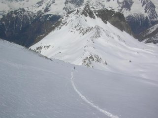 La cresta che dalla quota 2914m della Becca Conge scende con direzione nord al Colle di Arpeyssaou (2494m). In basso a sinistra del colle si individua il bivacco La Lliée (2422m).